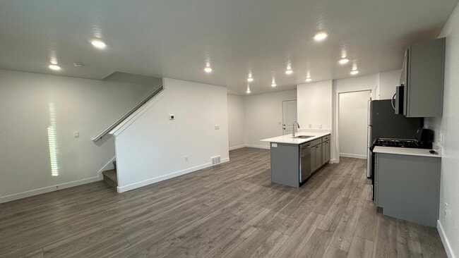 Photo - 912 E Barrelman Ct