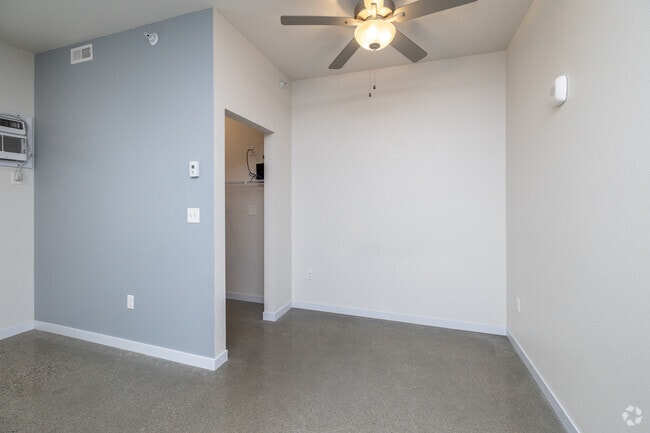 Studio - 432SF - Living Area - Vanné