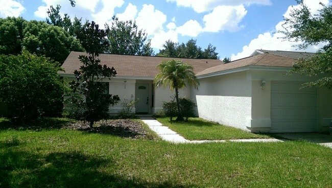 Building Photo - Great 3 BR home - Fenced Back Yard - A rat...