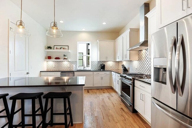 Photo - 643 Vernon Ave