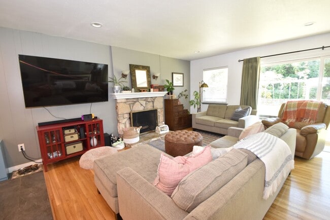 Photo - Three Bed Home w/Yard in Rolling Hills Area of Fullerton