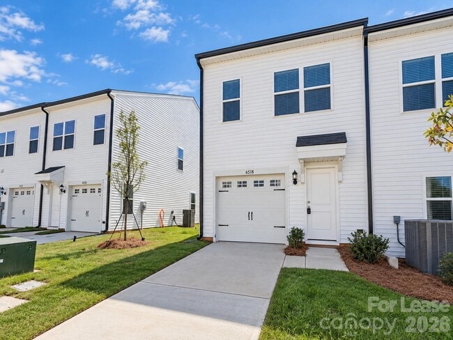 Photo - 6518 Harlech St