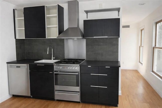 Photo - 566 Rankin St NE