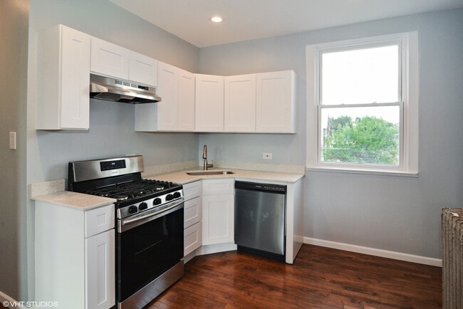 3557 W Wrightwood Ave