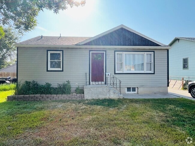 Building Photo - 4 bed, 3 bathroom Home
