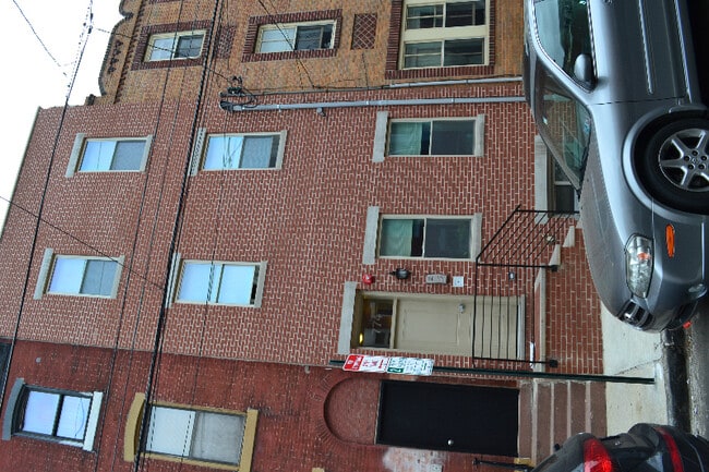 Building Photo - 774 S 15th St Unit 1F