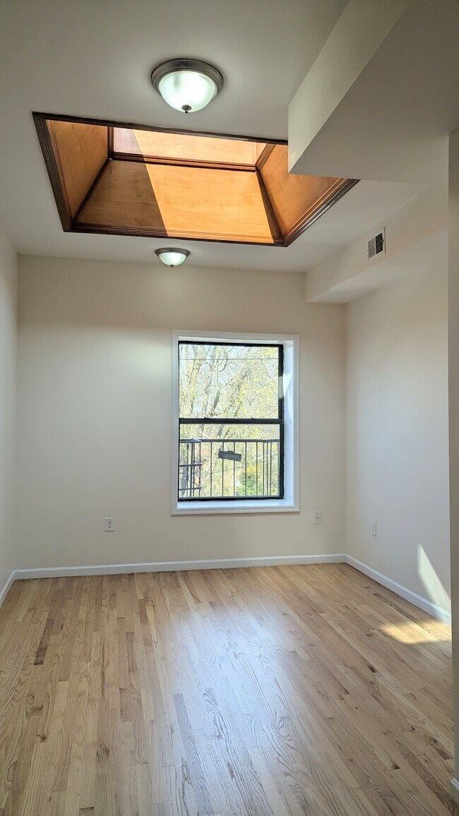 Photo - 215 Woodward St