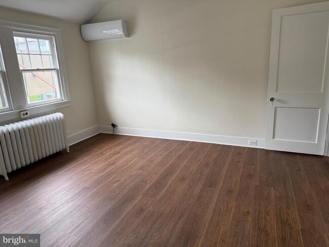 Building Photo - 733 Montgomery Ave Unit APT