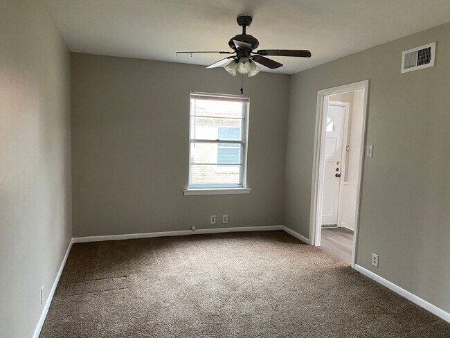 1211 Blanton Pl