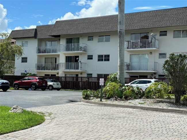 Building Photo - 8601 SW 94th St Unit 126W