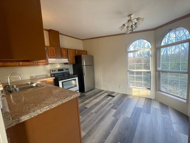 Photo - 1350 Pami St