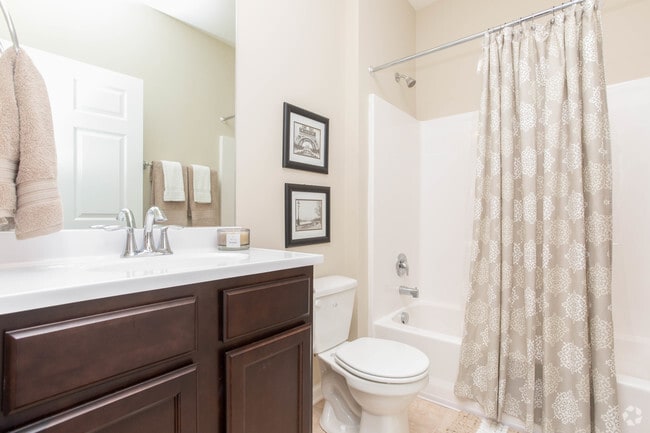 2BR, 2BA - 920 SF - Bathroom
