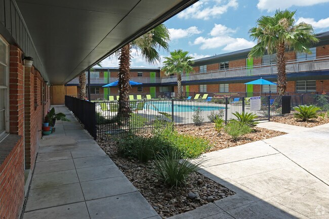 Piscina y patio - The Flats at Olmos