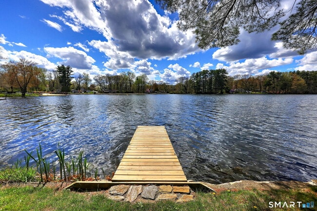 Building Photo - 10 Old Pinewood Trail