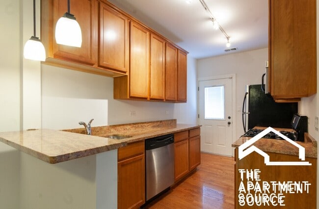 Building Photo - 3433 N Lakewood Ave