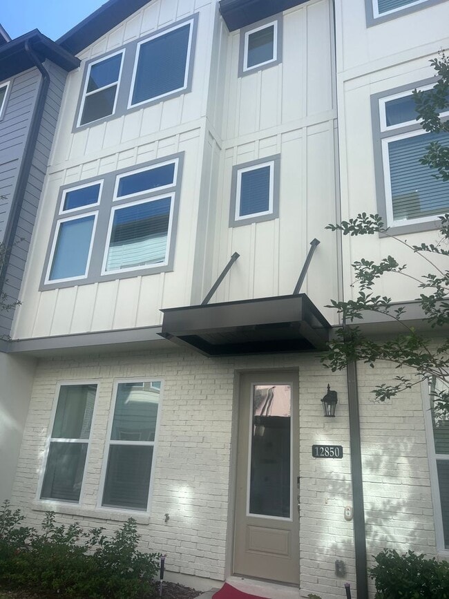 Photo - Available 8/10!! Luxury 3 story townhouse in the heart of Laureate Park