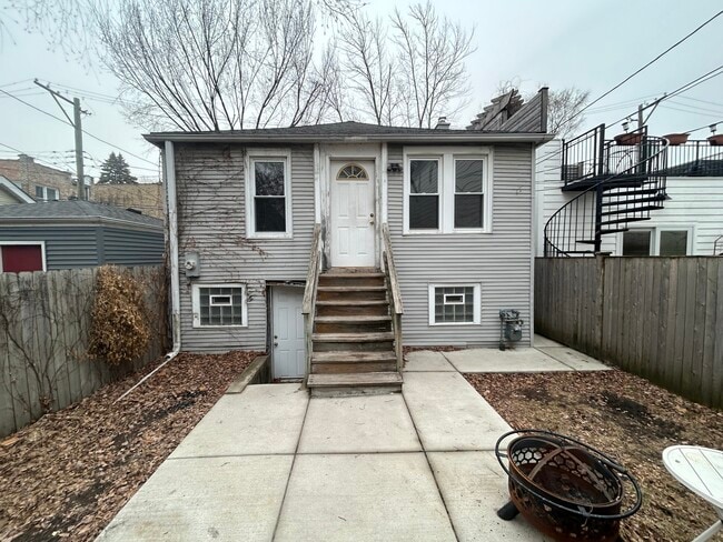 Building Photo - 4843 N Oakley Ave Unit R