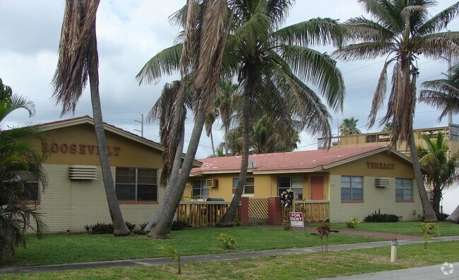 Photo - 2111 Roosevelt St