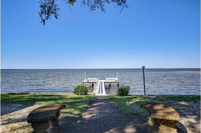 Photo - Waterfront Paradise - Fully Furnished Town...