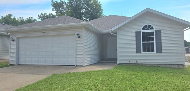 Building Photo - 3 Bedroom 2 Baths, Close to MSU! $1395!