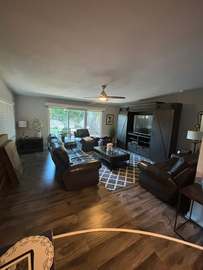 Photo - 16047 Tupper St