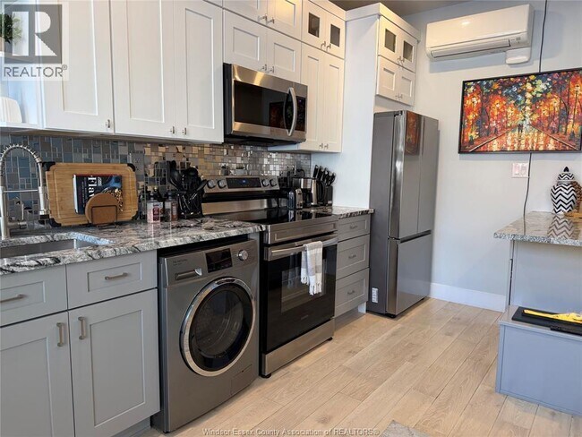 Photo - 477 Pelissier St Unit 3