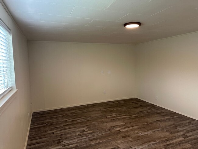 Photo - Large downstairs 1 bedroom apartment!
