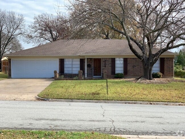 Building Photo - Coming Soon! 4 Bedroom, 2 Full Bath Home L...