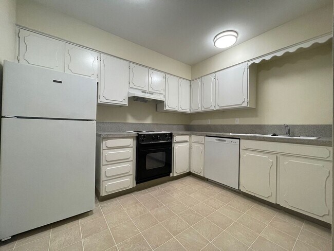 Building Photo - Spacious Montavilla 2 Bedroom Top Floor Un... Unit 1424