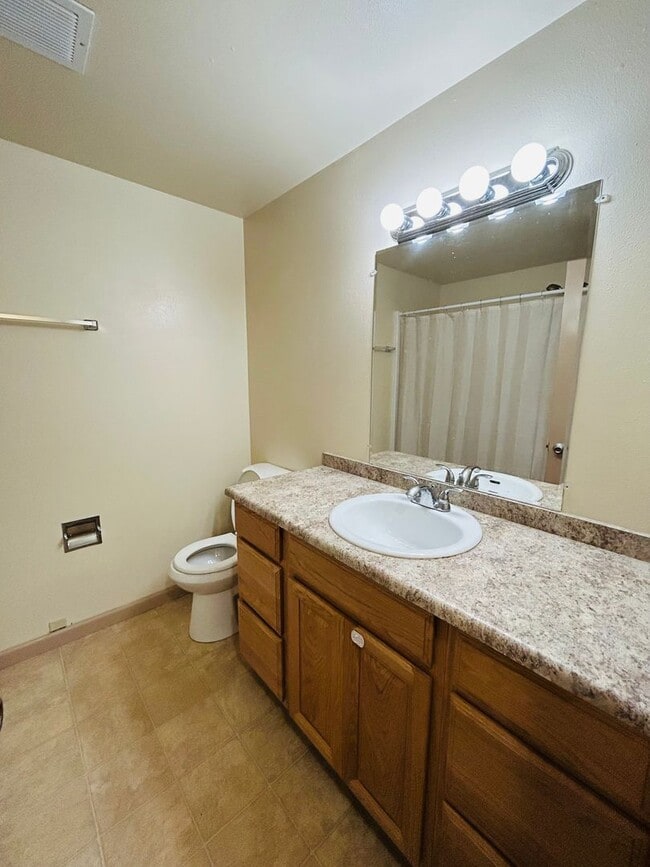 Photo - 3 Bedroom Home located in the heart of town! Close to everything!