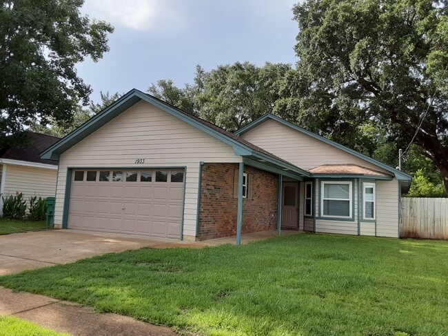 Building Photo - 1933 Estival St