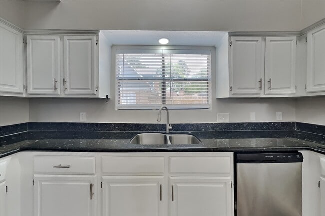 Photo - 3806 Village Oaks Dr