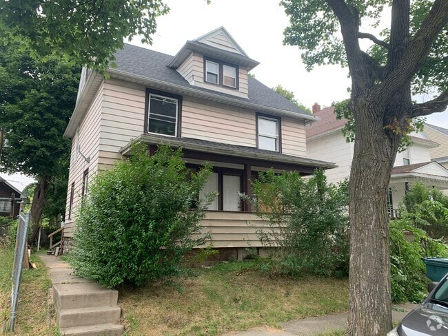 Building Photo - 90 Fairbanks St Rental