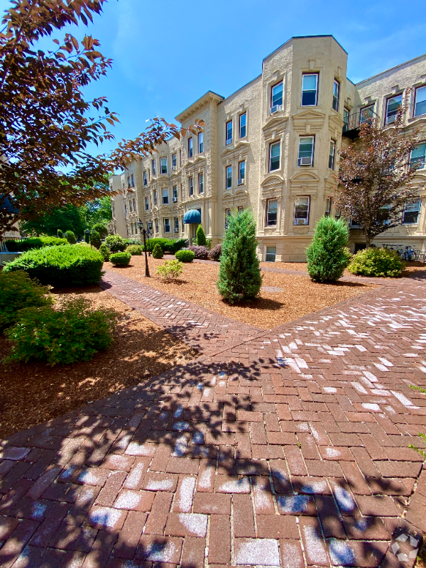 Building Photo - 1862 Beacon St Unit 3-09 Rental