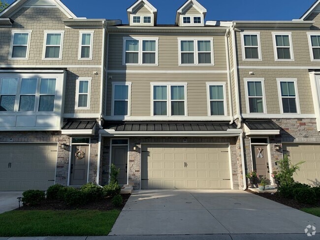 Building Photo - 4-bedroom, 3.5-bath townhouse in Dye Estates