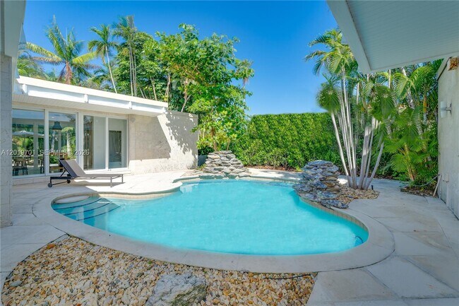 Photo - 111 S Hibiscus Dr