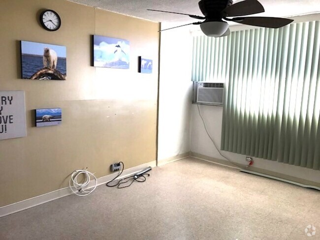 Building Photo - Studio unit with parking in Honolulu Rental