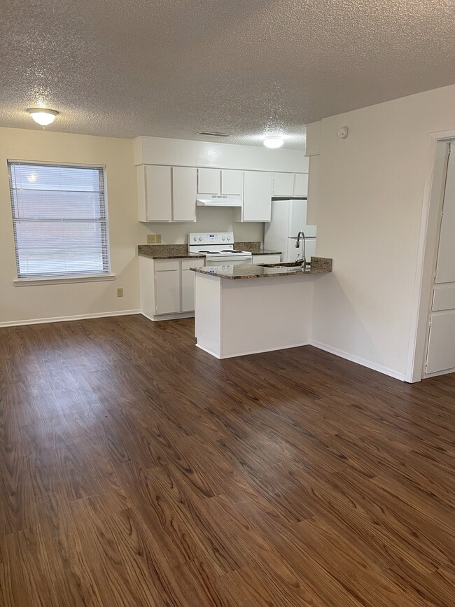 Building Photo - 3216 Matthews Dr Unit 3216a Rental