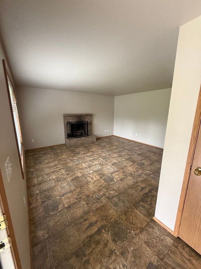 Photo - Woodland Ranch 3Bd/2Ba Home with Large Fully Fenced Yard - Easy Access to I-5