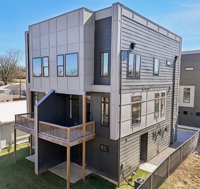 Photo - 107 E 9th St