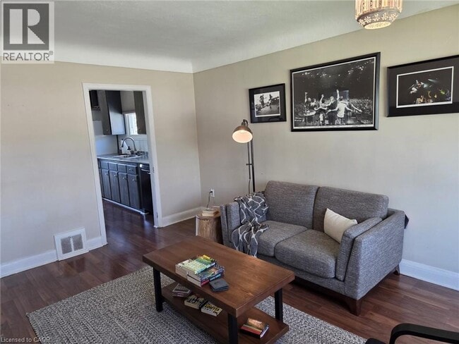 Photo - 122 E 25th St