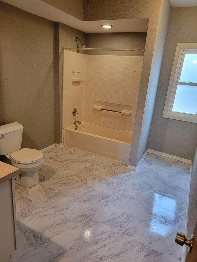 Building Photo - 1213 N 16th St Unit Lower