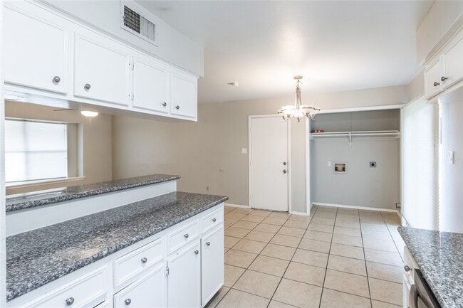 Building Photo - 206 N Forest Dr Rental