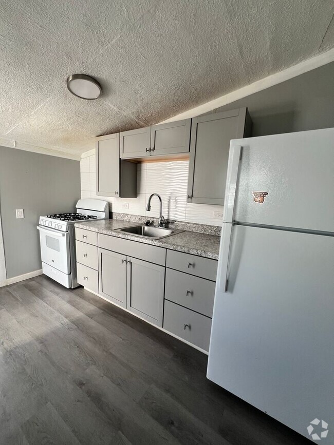 Building Photo - 3 Bedroom, 1 Bath Home Available For Rent
