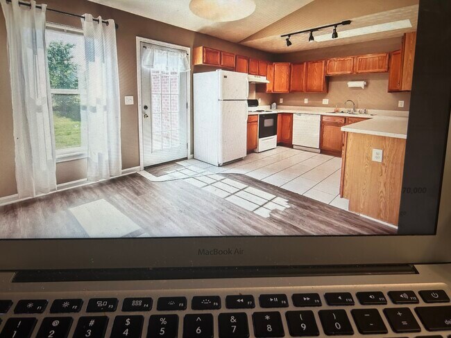 Kitchen - 906 Green Ct