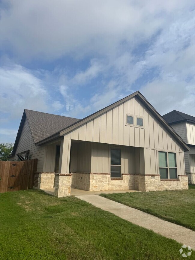 Building Photo - COMING SOON!!! Godley ISD - GREAT LOCATION Rental
