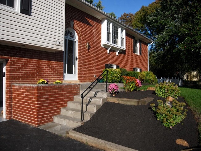 Building Photo - 17479 Queen Elizabeth Dr