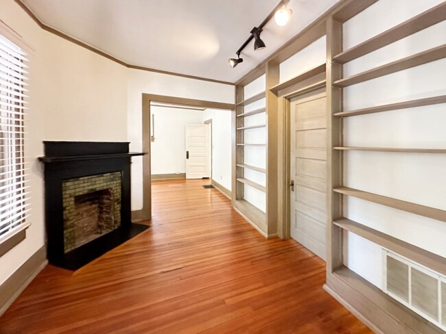 Spacious with plenty of natural light. - 19 Clay St Apartment Unit 1