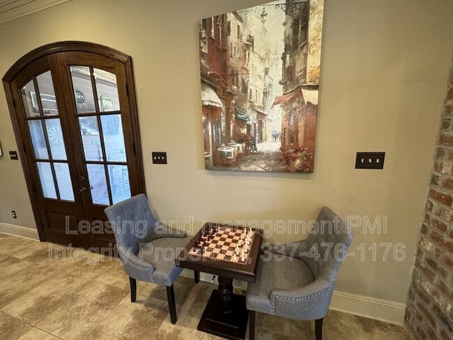 Photo - 330 Dunvegan Ct