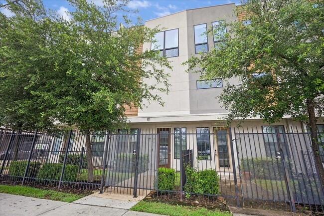 Building Photo - 2401 Crawford St Unit C4B